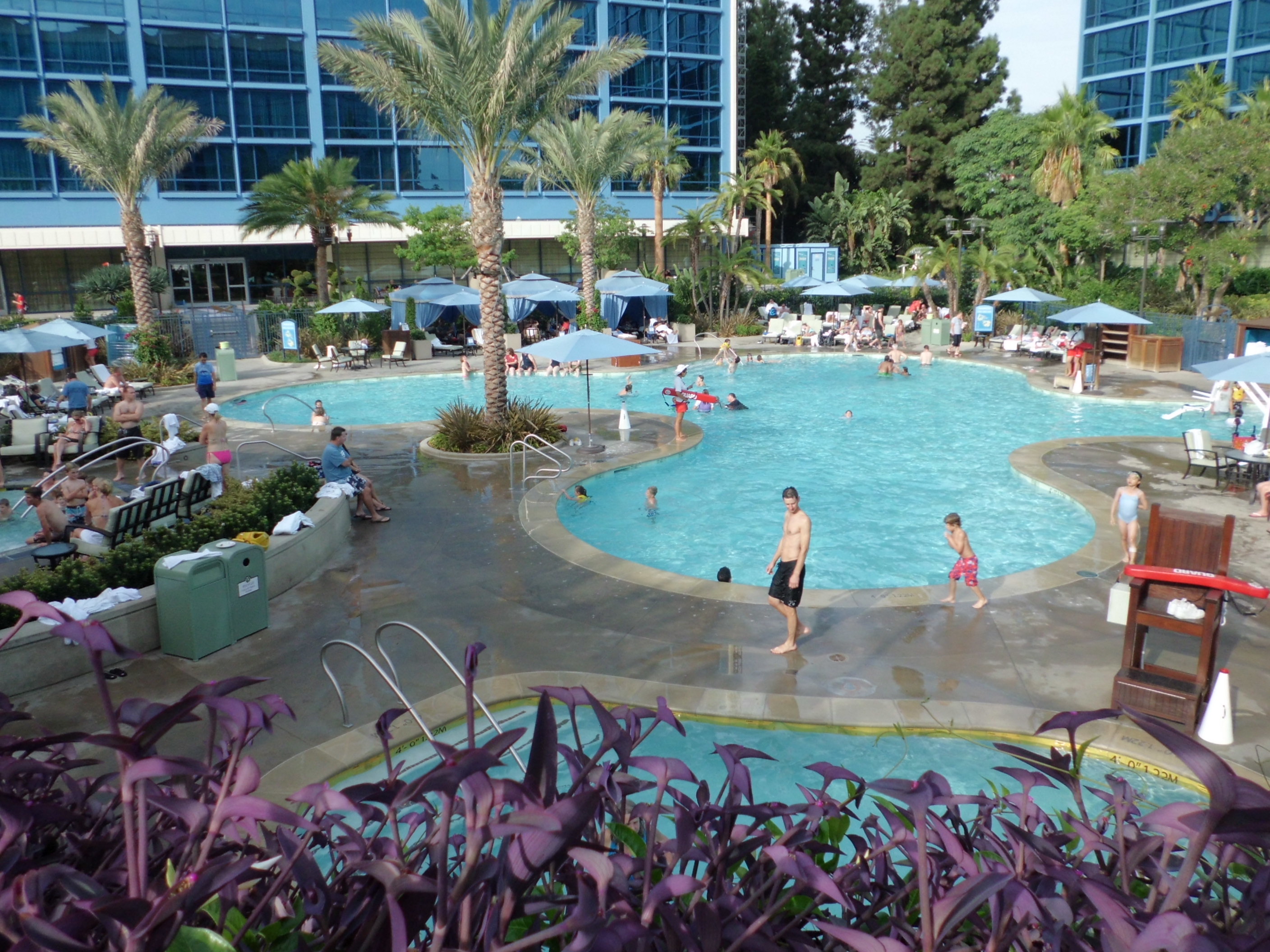 DISNEYLAND HOTEL, ANAHEIM, CALIFORNIA – HotelSwimmingPools.com